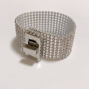 New Rhinestone Bracelet with Silver Turn Lock Clasping Front Sz 7” Wrist